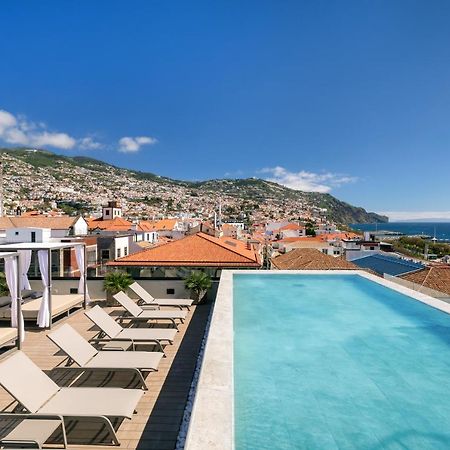 Barcelo Funchal Oldtown Hotell Exteriör bild The rooftop pool at the Hotel Porto Santo