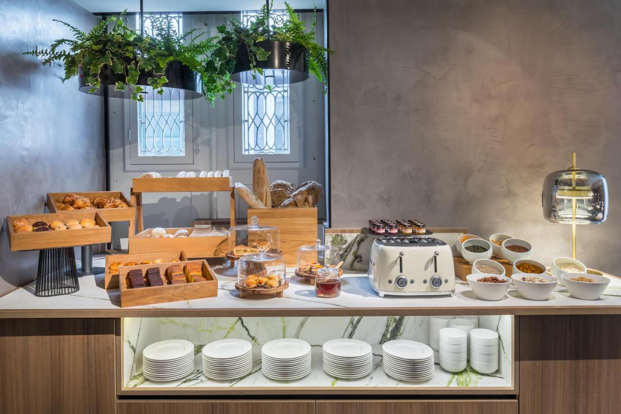 Barcelo Funchal Oldtown Hotell Exteriör bild The buffet at the lounge