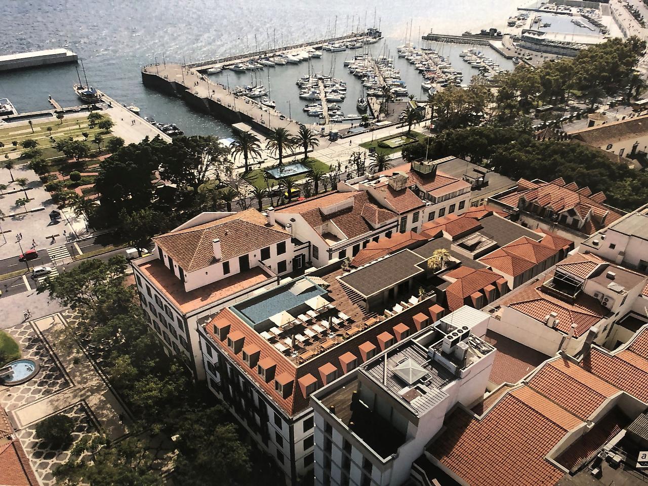 Barcelo Funchal Oldtown Hotell Exteriör bild The rooftop pool at the Hotel de la Paix